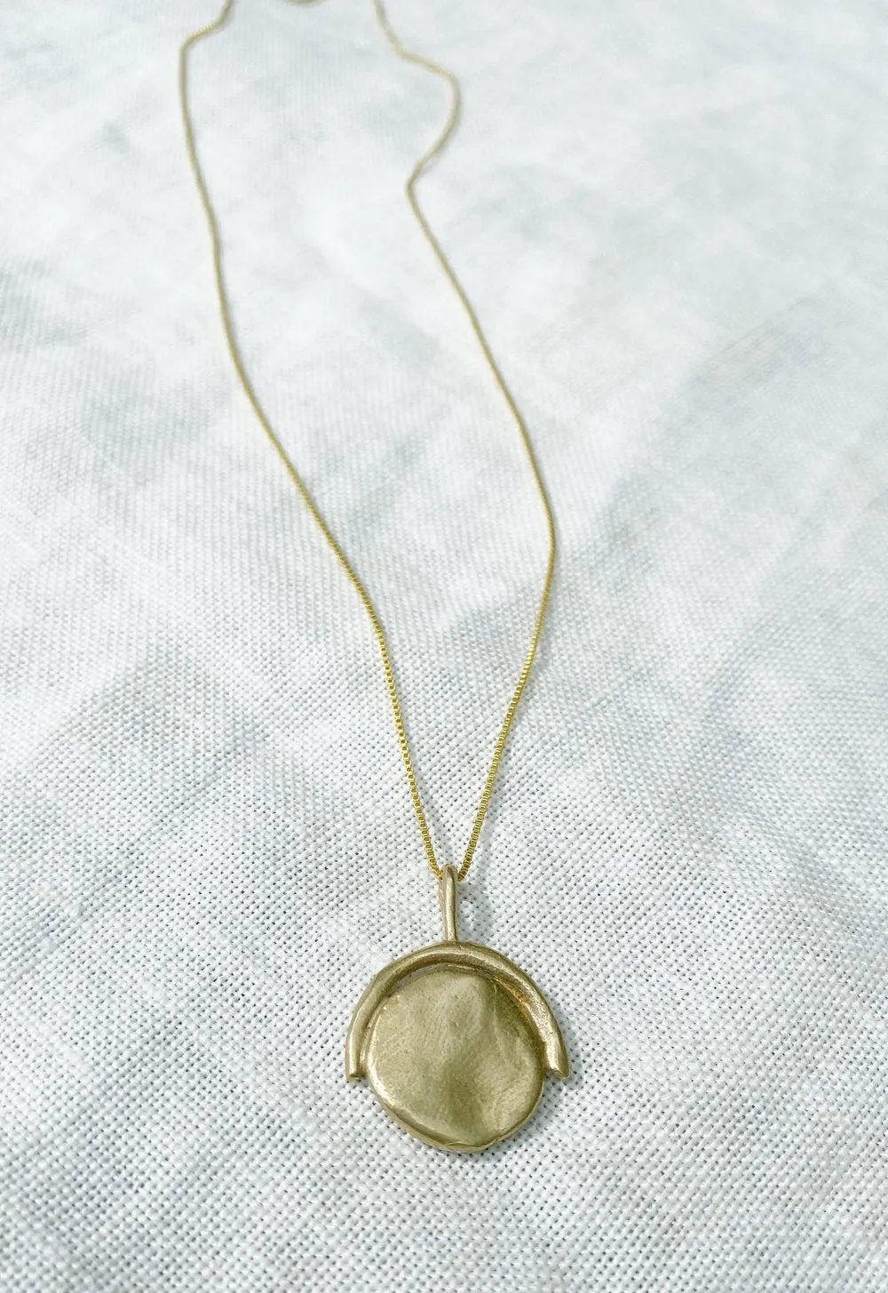 HAWKLY - ARC MEDALLION NECKLACE - BRONZE